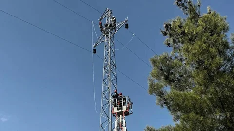Yüksek Gerilim Direğinde Mahsur Kalan İşçiyi Mersin Büyükşehir İtfaiyesi Ekipleri Kurtardı