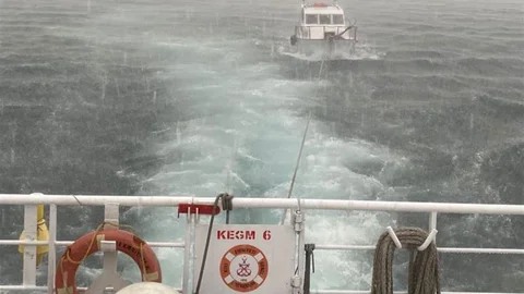 Çanakkale Boğazı'nda Tekne Kurtarıldı