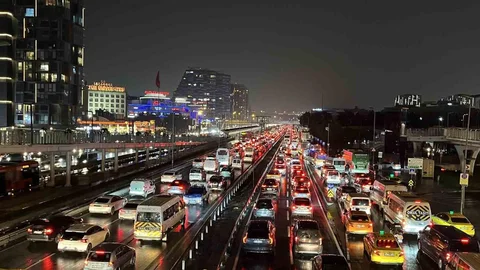 İstanbul'da Trafik Yoğunluğu Arttı