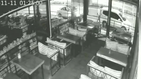 Mersin'de Park Halindeki Araç Kundaklandı: Lastikleri Kesilip Ateşe Verildi!