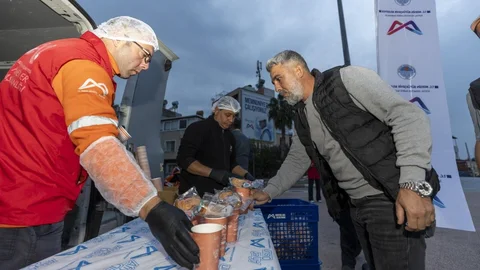 Havalar Serinledi, Mersin'e '1 Ekmek 1 Çorba' Geri Döndü: 60 Noktada İşçi, Öğrenci, Emekli Güne Mersin Büyükşehir'le Başlıyor
