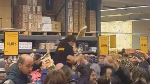 Bursa'da Süpermarket İzdihamı