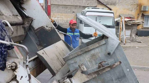 Akdeniz'de Çöp Konteynerleri Temizleniyor