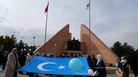 Doğu Türkistan İçin Balonlar Gökyüzünde