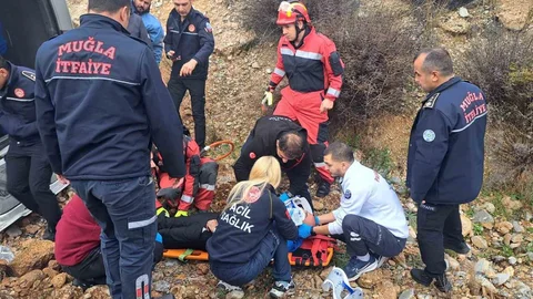 Muğla'da Minibüs Devrildi