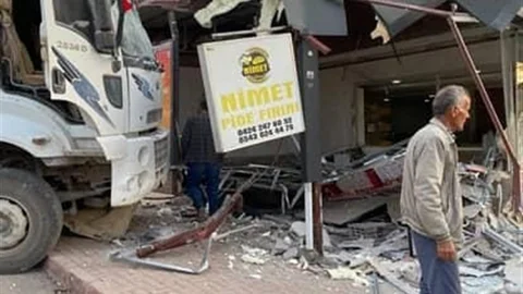 Elazığ'da Kamyon Fırına Girdi