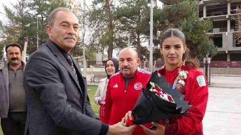 Evin Erginoğuz Çiçeklerle Karşılandı