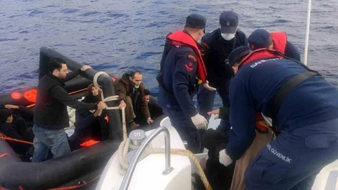 Yunanistan'dan Düzensiz Göçmenler Kurtarıldı
