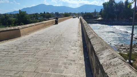 Adana'daki Tarihi Köprüye Yazılama Yapıldı