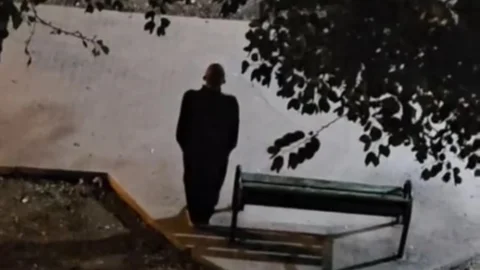 Gece Yarısı Gizemli Adam Parkta Bekledi