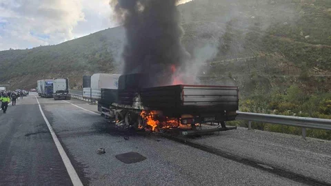 Antalya'da Mermer Yüklü Tır Yangını