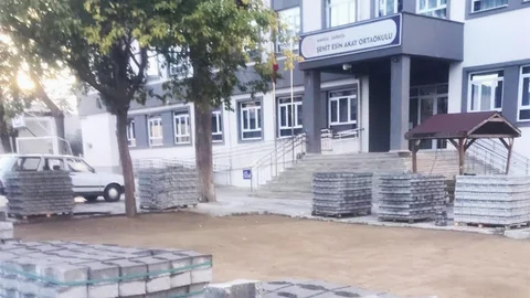 Manisa'da Okul Bahçesi Düzenleniyor