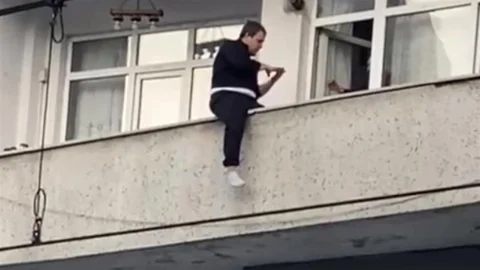 Sultangazi'de Genç Balkondan Atlamak İstedi