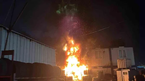 Başakşehir’de sobadan sıçrayan kıvılcımlar iki iş yerini yaktı