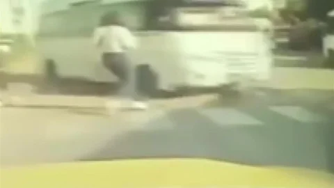 Genç Kız Kazadan Kıl Payı Kurtuldu