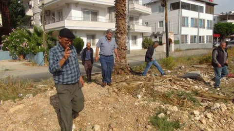 Telefonla Yer Altı Suyu Buluyor: Silifke’de 64 Yaşındaki Mucize Adam Allah Vergisi Dediği Hisle Su Buluyor!