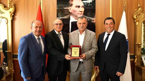 Manisa'da Başkan Balaban'a Plaket