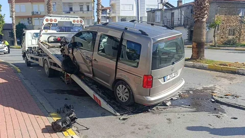 Antalya'da Palmiye Ağacına Çarpma Kazası