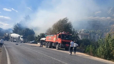 Mersin'de Yangın Nedeniyle Trafik Durduruldu