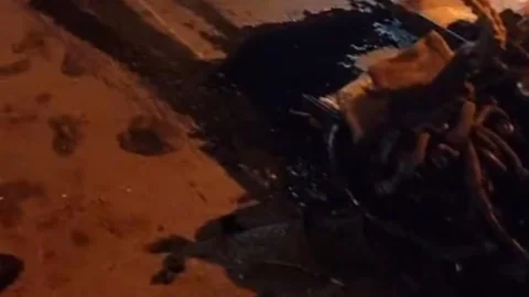 Mersin'de Kaza: Motor Fırladı, Araç Refüje Uçtu!