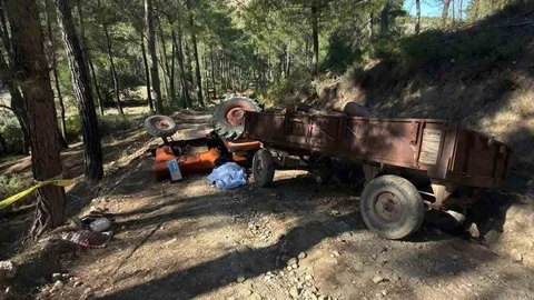 Antalya'da Traktör Devrildi