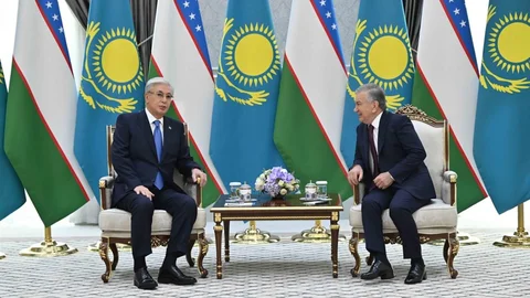 Özbekistan'dan Tokayev'e Nişan Verildi