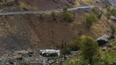 Şırnak’ta Su Tankeri Uçurumdan Düştü