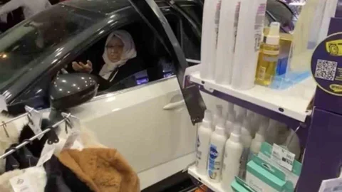 Diyarbakır'da Otomobil Mağazaya Girdi