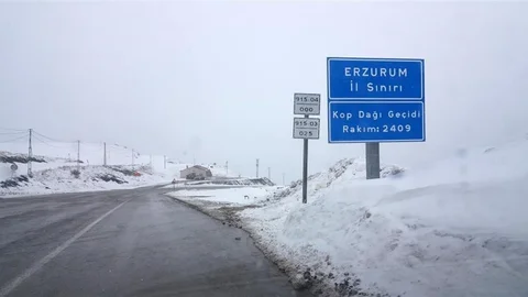 Kop Dağı'nda Kar Yağışı Devam Ediyor