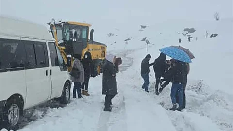 Hakkari'de Karda Mahsur Kalan Yolcular Kurtarıldı