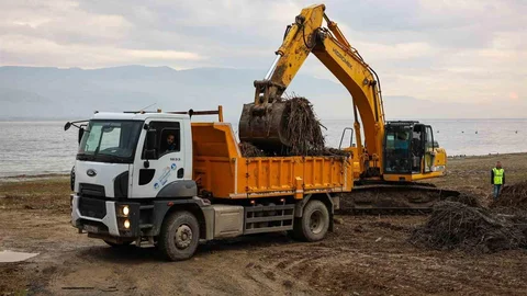 Sapanca Gölü'nde Temizlik Çalışmaları