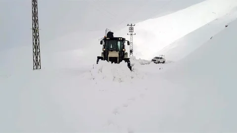 Hakkari'de Kapanan Yollar Açıldı