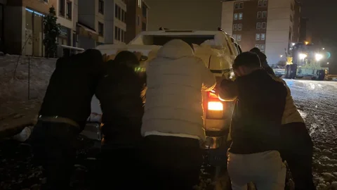 Yüksekova'da Kar Yağışı Zorluk Yarattı