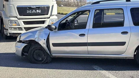 Bolu'da Tırla Araç Çarpıştı