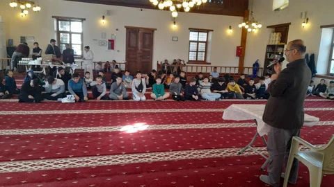 Taşucu Reşadiye Camii’nde Hafta Sonu Neşesi: Çocuklar Hem Eğleniyor Hem Öğreniyor