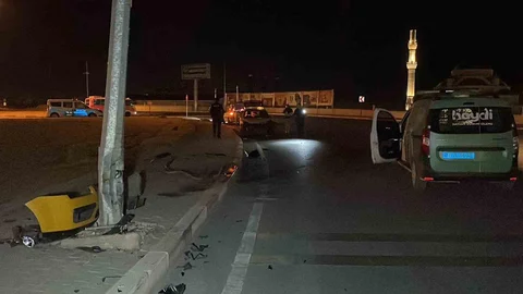 Karaman'da Taksi Aydınlatma Direğine Çarptı