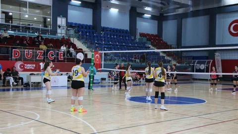 Düzce'de Küçük Kızlar Voleybol Müsabakaları Başladı