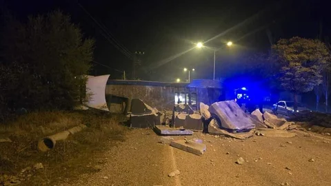 Malatya'da Devrilen Tır Trafiği Engelledi