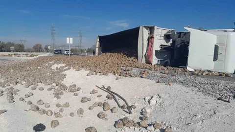 Konya'da Tır Devrildi, Sürücü Yaralandı