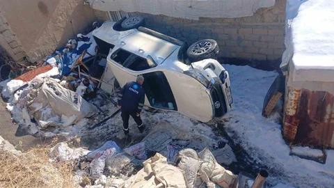 Hakkari'de Kamyonet Şarampole Yuvarlandı