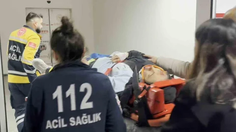 Aksaray'da Kamyonet Traktöre Çarptı