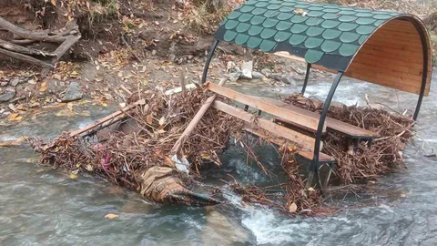Teke Deresi Taştı Elazığ'da Banklar Sürüklendi