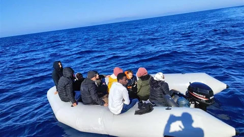 Seferihisar Açıklarında 32 Göçmen Kurtarıldı