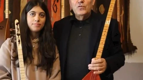 Azra Nehir Dülge’ye Bağlama Saz Hediye Edildi