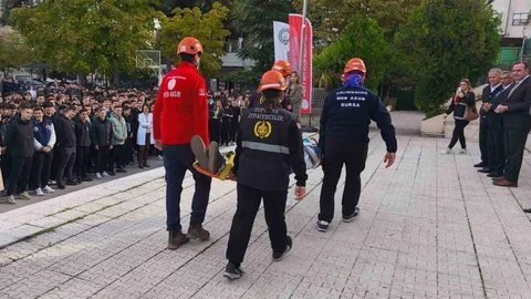 Bursa'da Öğrenciler Deprem Tatbikatı Yaptı