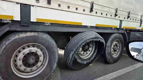 Samsun'da Lastiği Patlayan Tırın Seyri