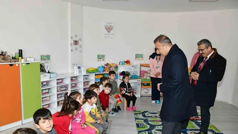 Ardahan'da Vali Çiçek Anaokulunu Ziyaret Etti