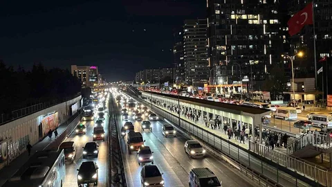 İstanbul'da Akşam Trafik Yoğunluğu Yükseldi