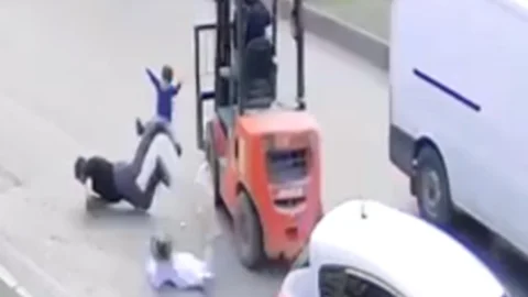 Mersin’de Ters Yönden Gelen Forklift, Baba ve İki Çocuğuna Çarptı: Şok Kaza Saniye Saniye Kamerada…