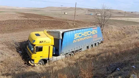 Kırıkkale'de Tır Devrildi, Sürücü Yaralandı